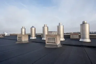 Ventilationshuvar på ett platt tak